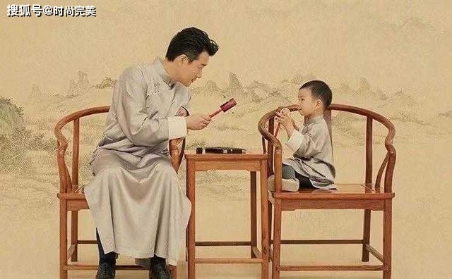 民国 佟大为一家五口拍民国风照，关悦穿白色旗袍好惊艳，全家福好温馨
