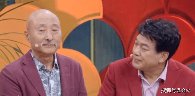 面色陈佩斯和朱时茂再同框！胡子花白面色红润，穿一双黑布鞋好朴素