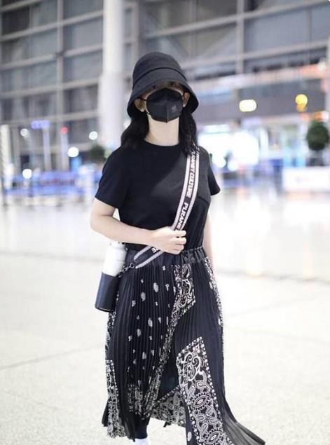设计 瘦回来的谢娜太美了，在机场自信秀时装，穿T恤塞半身裙很亮眼
