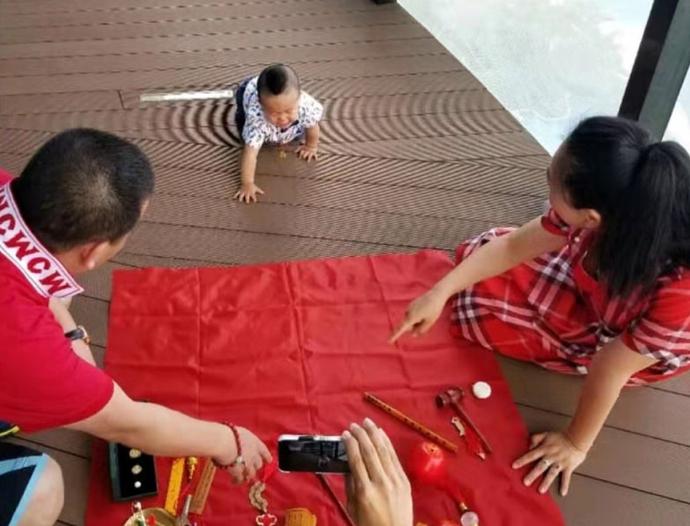 "正好"一周岁的时候,月亮姐姐和老公为儿子举行了一个抓周仪式,赵元龙