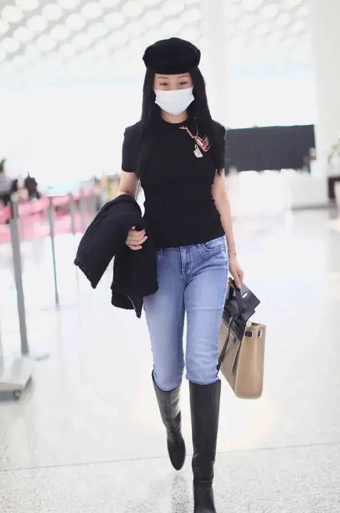 黑色 杨钰莹罕见走机场无人送!穿紧身T恤牛仔裤凹曲线,花瓶身材抢镜