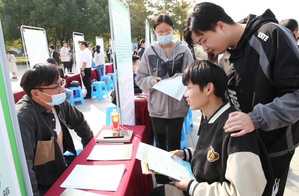 安徽共青团组织服务青年就业系列招聘会走进安徽新华学院_大学生