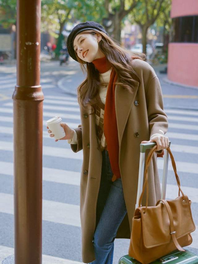 是属于 秋冬的标配卡其色大衣，学会这5套搭配轻松驾驭，怎么穿都好看