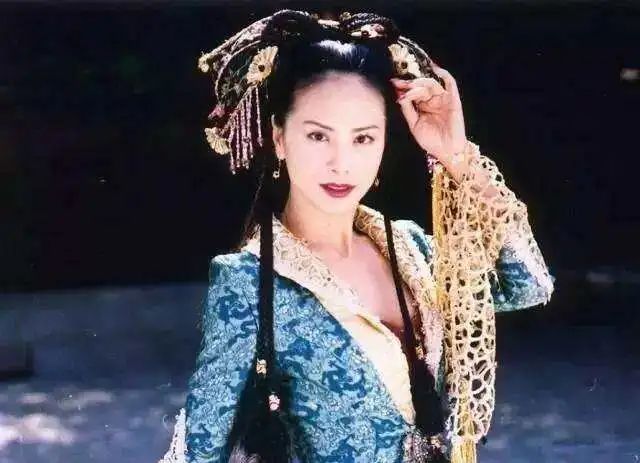 生活十大风情美人今昔颜值对比，有人颜垮了，有人优雅老去，差距真大