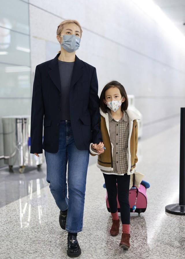 服装 孙莉真会给女儿们做榜样,顶着一头粉毛挺大胆的,但穿着却很干练