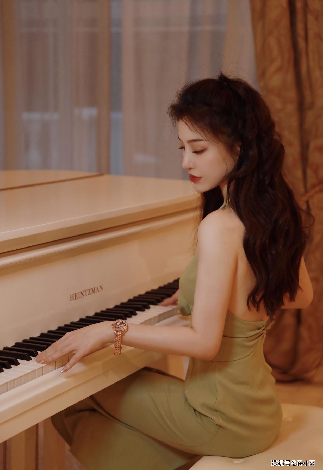 好身材 刘翔前妻葛天越来越美，穿豆沙粉蛋糕裙亮相活动，长卷发优雅洋气