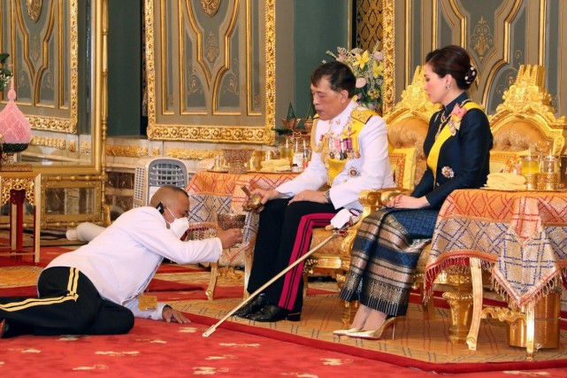 拉隆 69岁泰王带妻妾营业精神好！王后穿宝石蓝变美太多，贵妃孤独入座