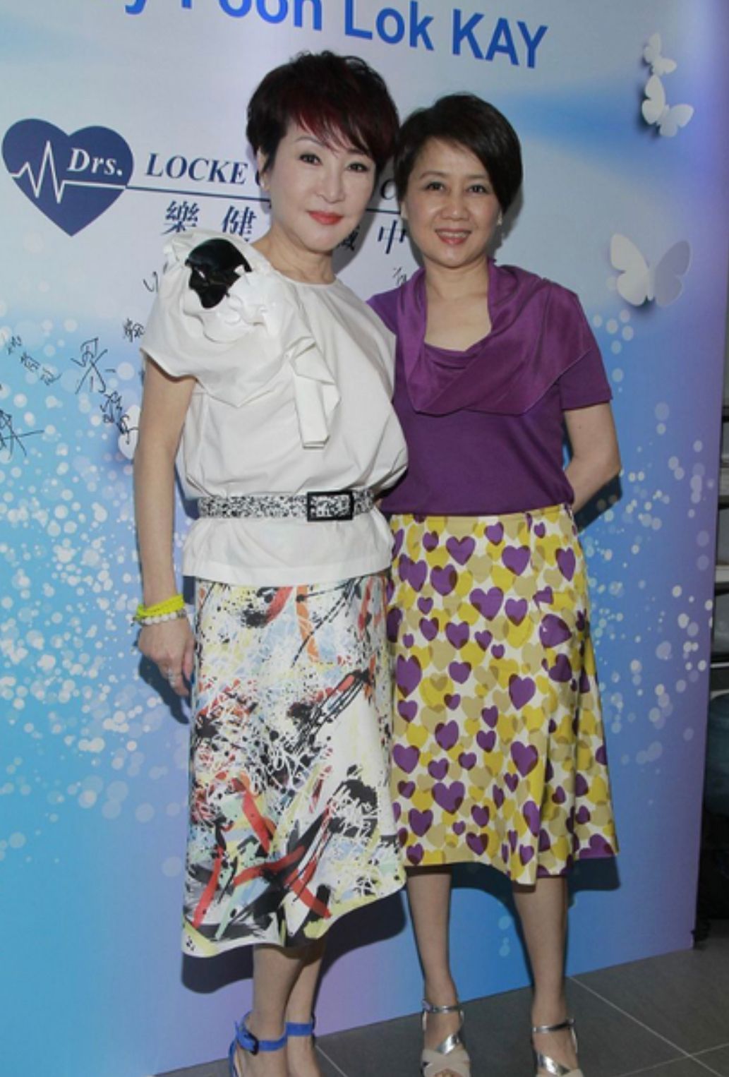 整体 赌王四太不服老,穿那么花的“睡衣”就出门,大红大绿还挺显年轻