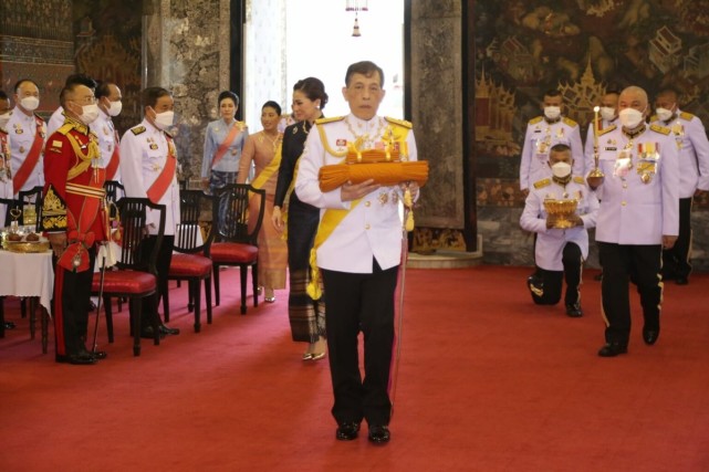 拉隆 69岁泰王带妻妾营业精神好！王后穿宝石蓝变美太多，贵妃孤独入座