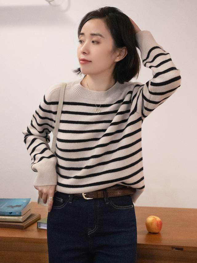 显得 40+的女性秋冬穿搭指南，毛衣搭配西装裤或半身裙，高级又洋气