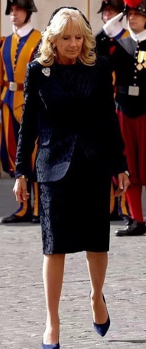 好身材 美国第一夫人首次戴黑纱真优雅！职业装秀出好身材，赢过梅拉尼娅