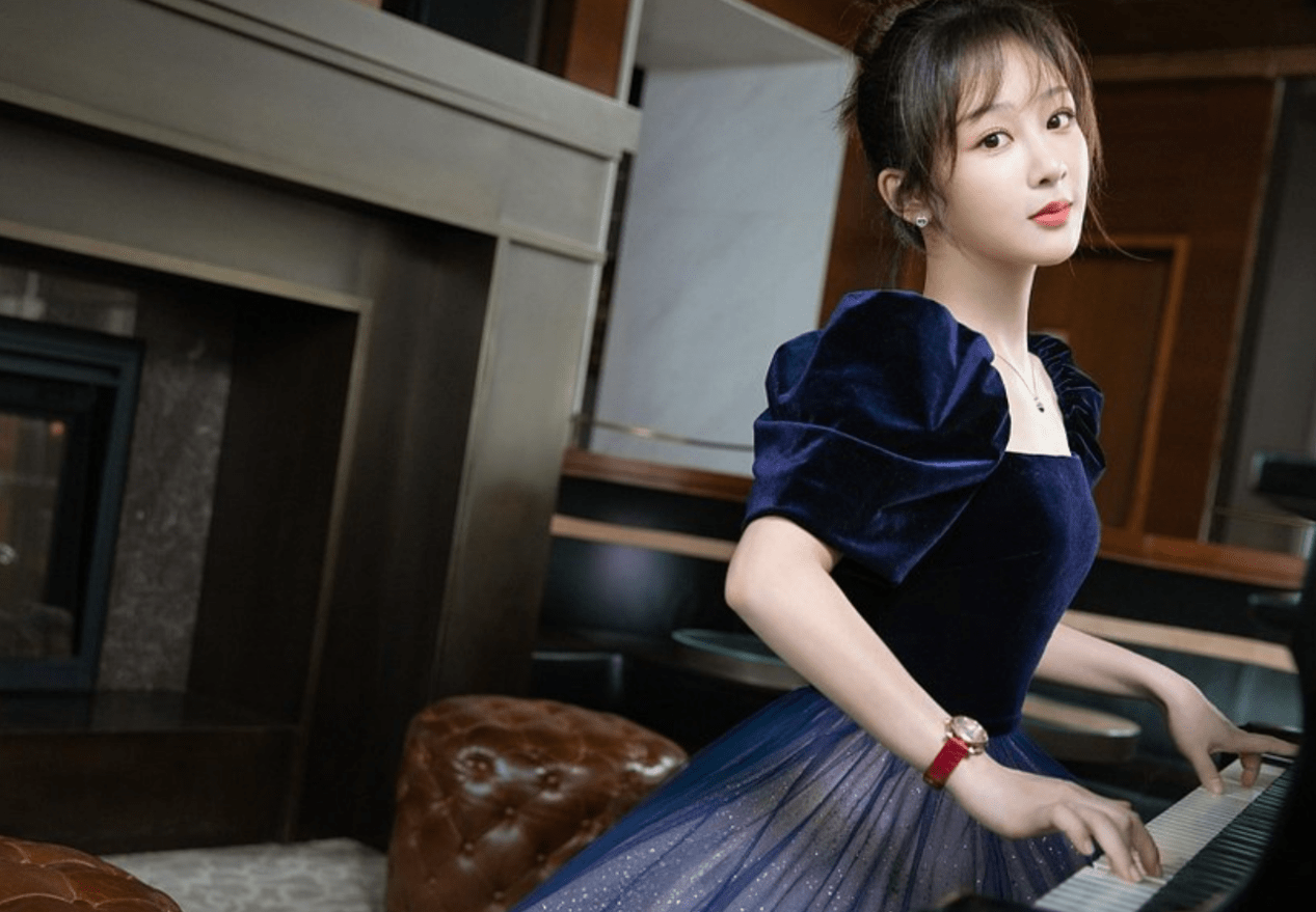 出圈 杨紫雨中撑伞造型出圈了，穿方领泡泡袖裙子，别有一番风情