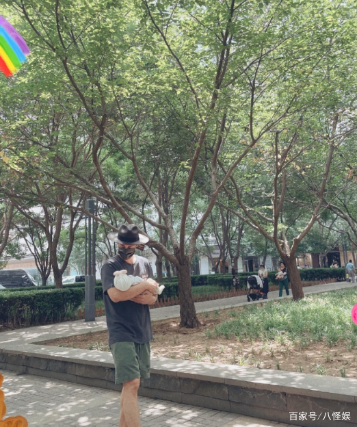 老公 王灿晒杜淳视角美照,产后两个月瘦回巅峰,穿露脐装自信秀小蛮腰