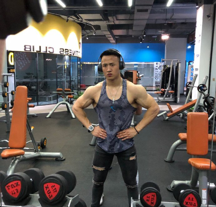 身高不夠肌肉來湊，腹肌漂亮胸肌有型，健壯的貼身私教痞帥迷人！ 健身減肥達人 第10张