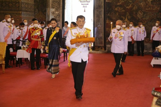 拉隆 69岁泰王带妻妾营业精神好！王后穿宝石蓝变美太多，贵妃孤独入座