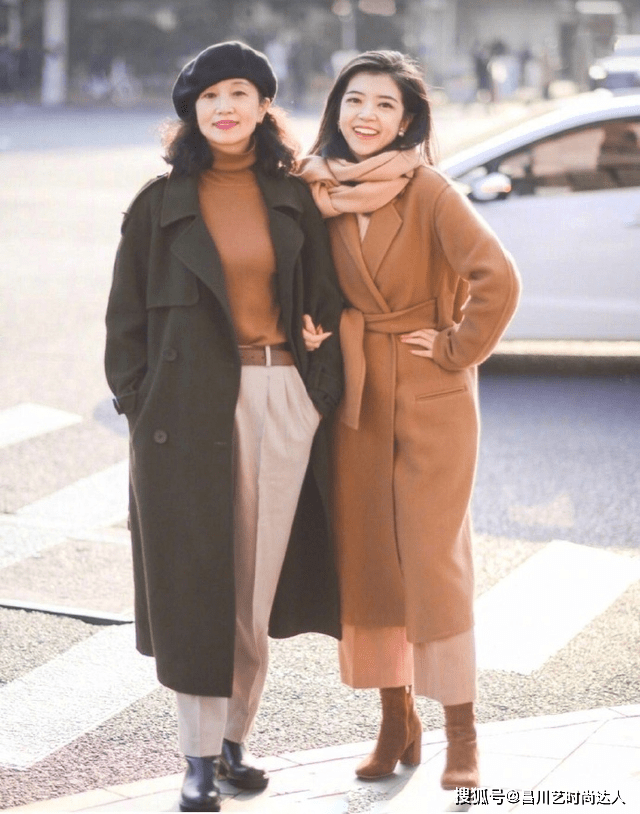 三木 见过世面的女人，大衣很少配打底裤，看三木和妈妈搭配，高级大气