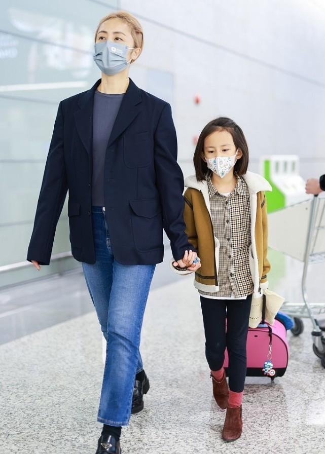 服装 孙莉真会给女儿们做榜样，顶着一头粉毛挺大胆的，但穿着却很干练