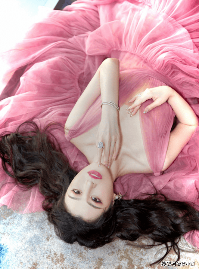 好身材 刘翔前妻葛天越来越美，穿豆沙粉蛋糕裙亮相活动，长卷发优雅洋气