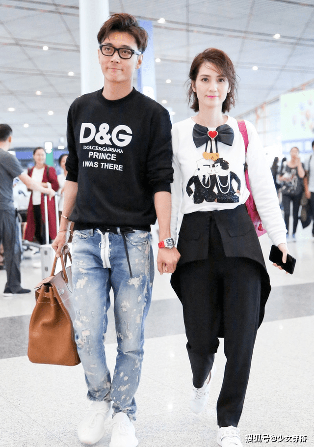 长袖 洪欣携老公高调走机场，穿白色长袖T恤配裤裙，终于像同龄人了