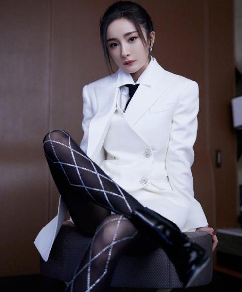 身材 杨幂穿Oversized装拍杂志照,菱形丝袜特别抢镜,真不愧是腿精