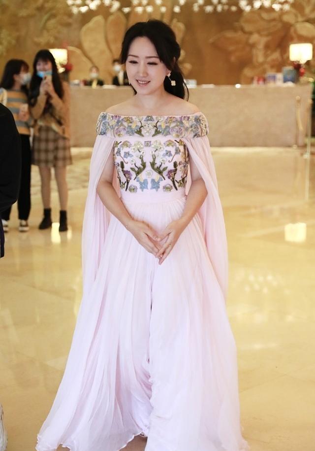 感觉 杨钰莹不愧是冻龄女神，穿淡粉色连衣裙温柔优雅，气质甜美又减龄