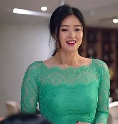 上半身 女星蒋欣瘦成Lisa 2.0？！到底什么情况呀…
