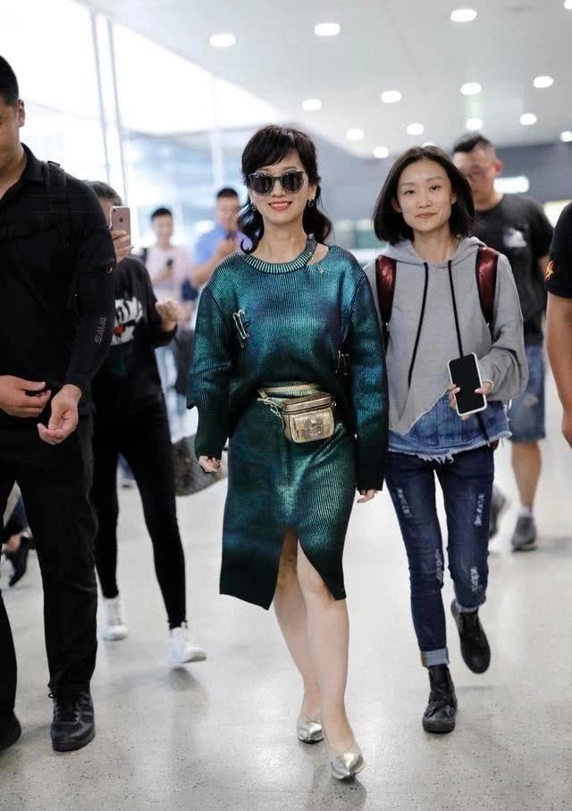 皱纹 生图下的赵雅芝老得真实,打扮时髦皱纹却明显,终于有了奶奶味道