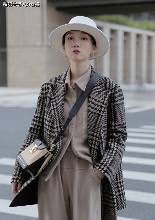 个性 今年的博主终于怕冷，都在穿格纹大衣配靴子，小个子女生也能驾驭