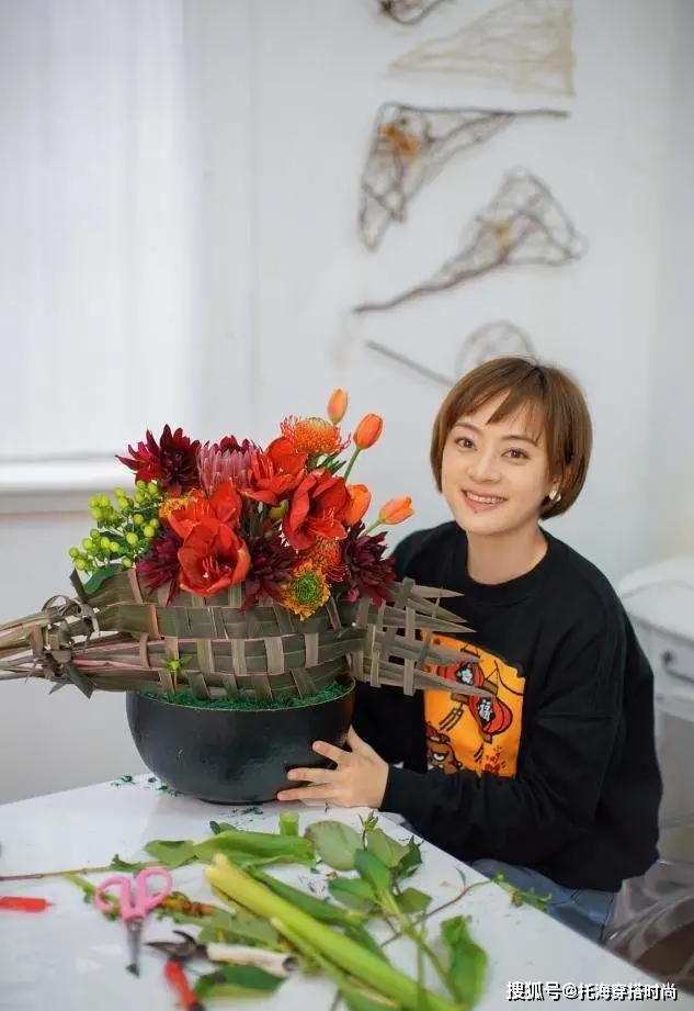 花衣服 女人50岁后，少穿花衣服，最好多穿这3种“颜色”，显白显气质