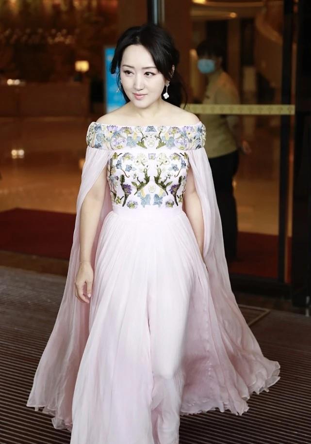 感觉 杨钰莹不愧是冻龄女神，穿淡粉色连衣裙温柔优雅，气质甜美又减龄