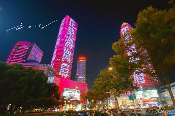 实拍南京新街口，被誉为“中华第一商圈”，繁华程度不亚于北上广