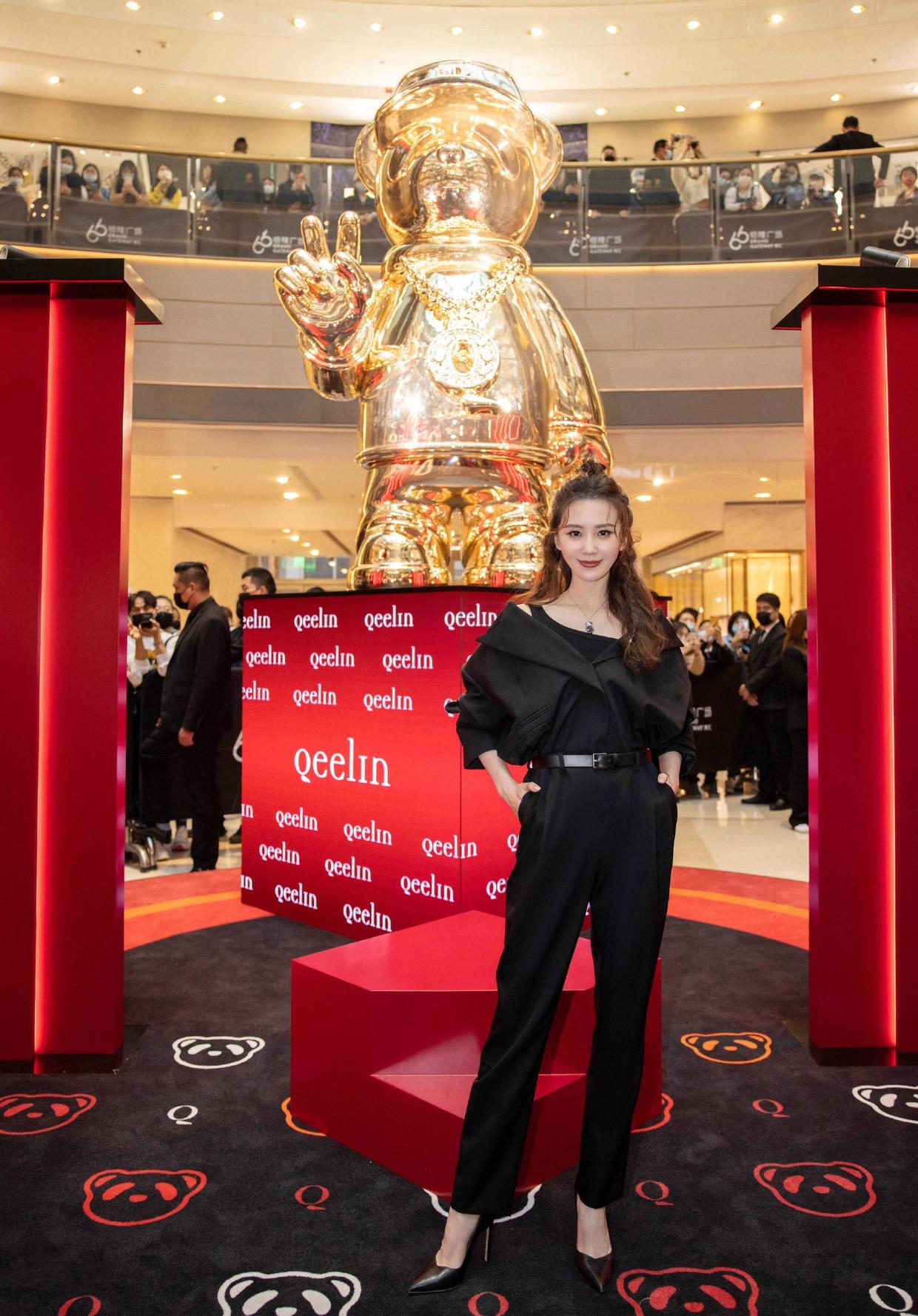 黑色 有一种酷飒叫刘诗诗穿黑色套装，明明很普通，依然被她穿出高级感