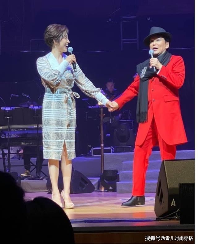 整体 陈法蓉真的老了，穿蛇纹连衣裙配短发现活动，眼角皱纹太真实