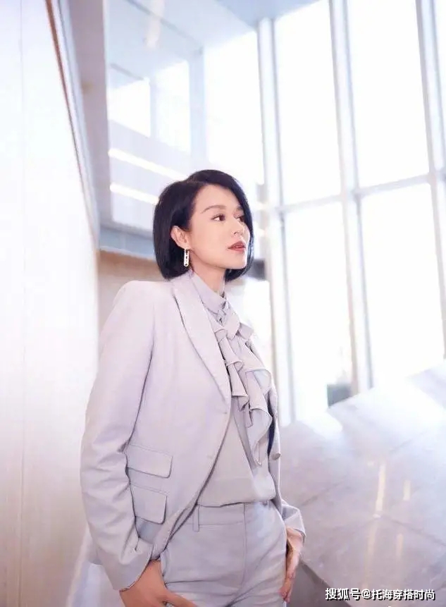 花衣服 女人50岁后，少穿花衣服，最好多穿这3种“颜色”，显白显气质