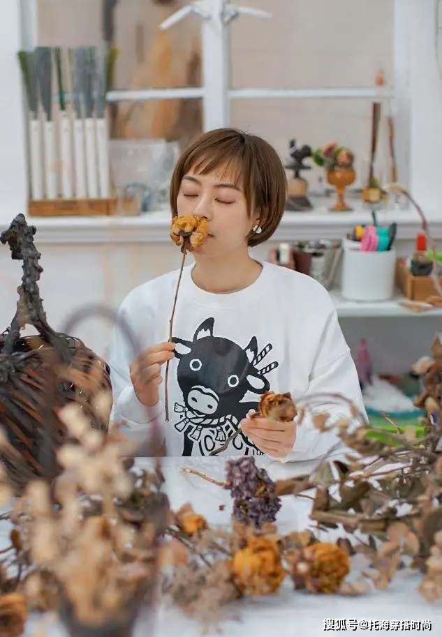 花衣服 女人50岁后，少穿花衣服，最好多穿这3种“颜色”，显白显气质