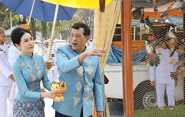 图案 诗妮娜也节俭，同一件清爽蓝上衣多次穿，换条半身裙依然美得闪耀