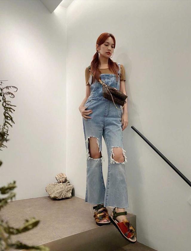 杨丞琳 杨丞琳美得耀眼，穿一袭黄色连衣裙皮肤白皙透亮，元气十足