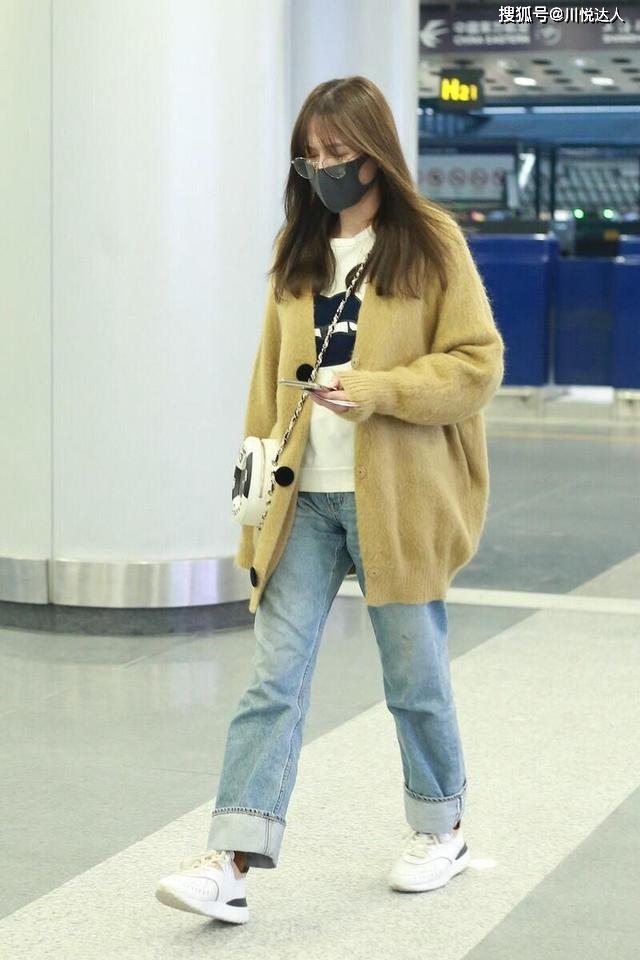 身材 41岁陈乔恩哪像中年妇女,穿卡其色开衫配牛仔裤,说25岁都信