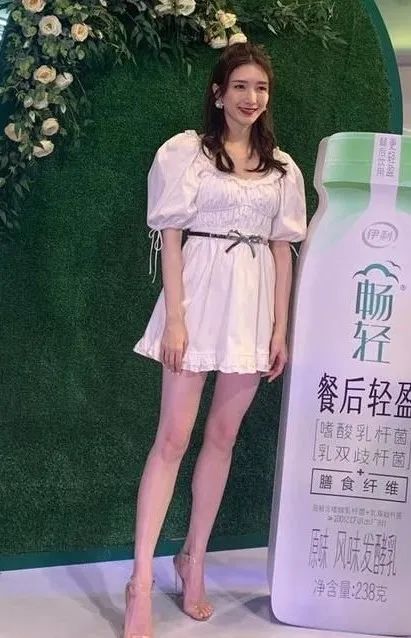 上半身 女星蒋欣瘦成Lisa 2.0？！到底什么情况呀…