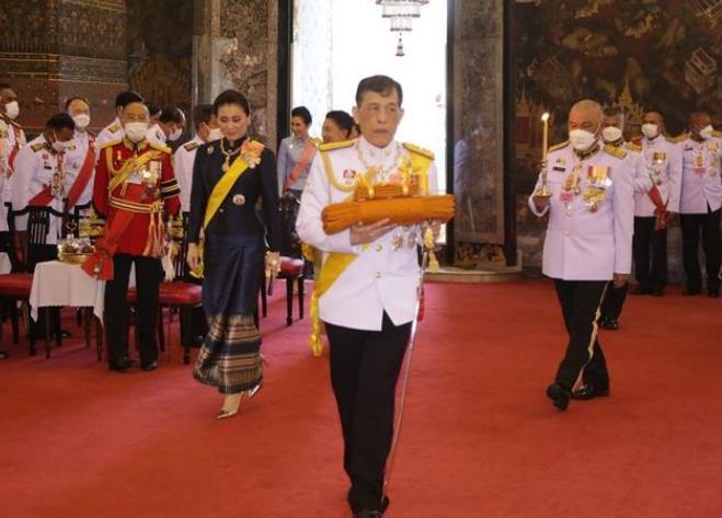 活动|苏提达出手压制诗妮娜，高调晒出活动镜头，妾室高光时刻被删减