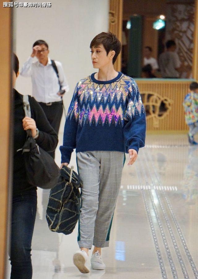 颈部 被53岁陈法蓉美到了，穿白色荷叶边薄纱裙配短发，气质太惊艳