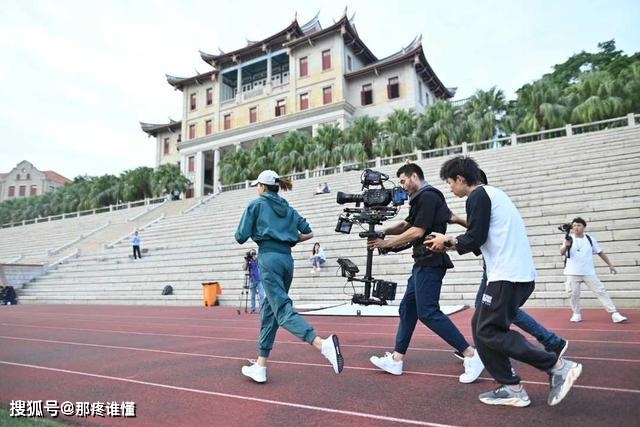 运动服 董卿罕见穿运动服亮相，雾霾蓝运动套装配高马尾，年轻10岁不止