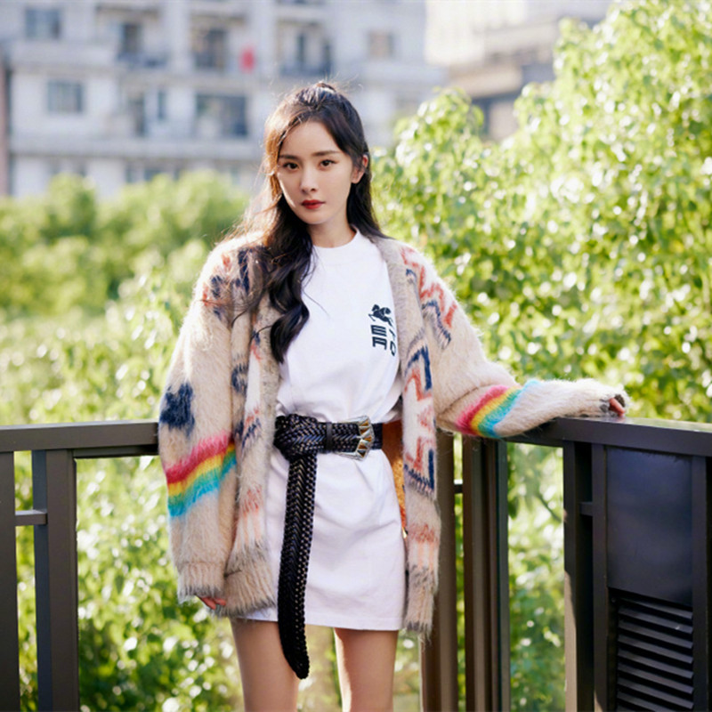 攻击性 杨幂光脚丫拍美照,穿一身白温柔又甜美,但宽裤腿仍彰显出气场