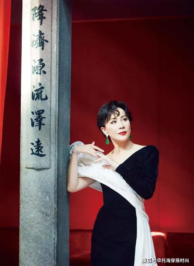 花衣服 女人50岁后，少穿花衣服，最好多穿这3种“颜色”，显白显气质
