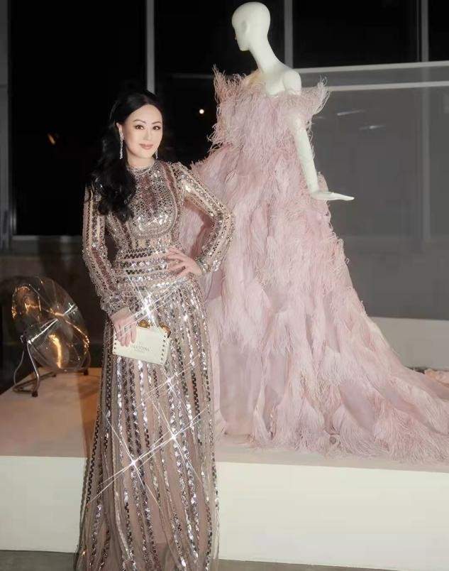 章小蕙 终于明白天鹅颈的优势!名媛章小蕙撞衫陈都灵罕翻车,富态变臃肿