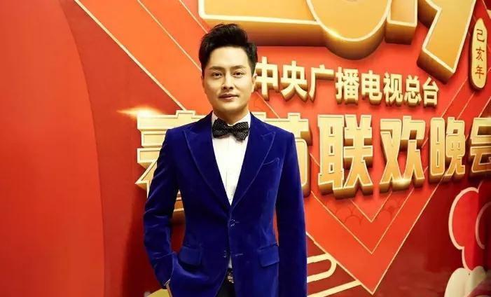 女神|好歌手云飞：6登央视春晚，娶“古典女神”美娇妻，为人低调朴素