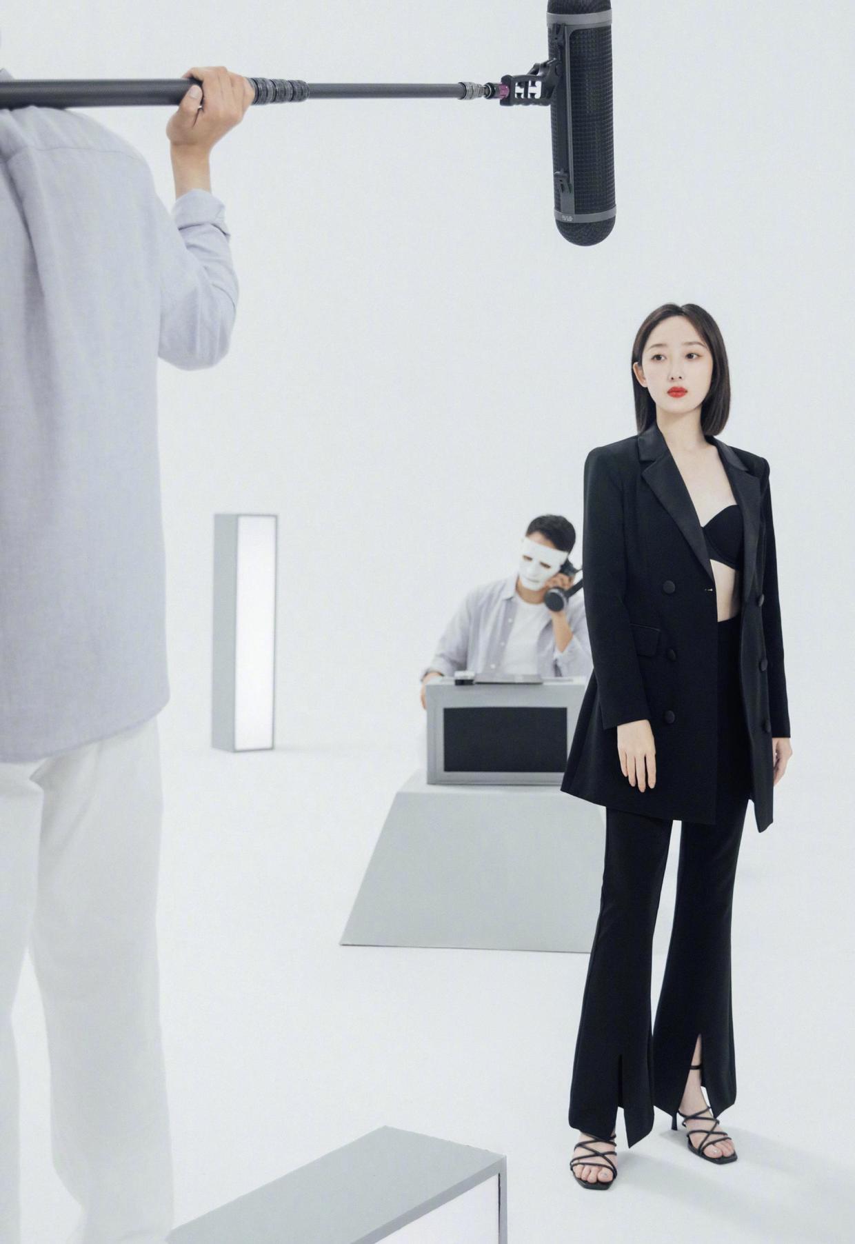 美眉 蒋梦婕的气质太高级了，穿浅绿色抹胸裙配短西装，身材不输超模！