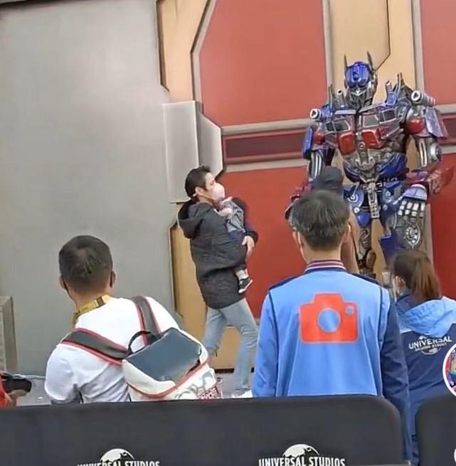 郭碧婷|向佐一家逛环球影城，cora在爸爸怀里熟睡，郭碧婷身形变圆润