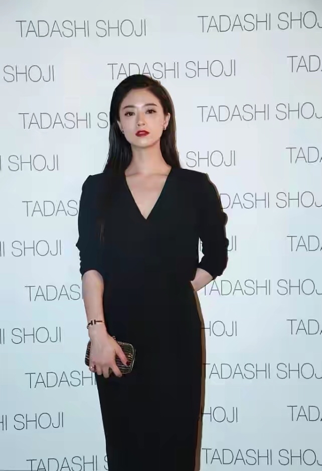 身材 蒋欣瘦下来真的太绝了，拍封面表现力爆棚，时髦到完全不敢认