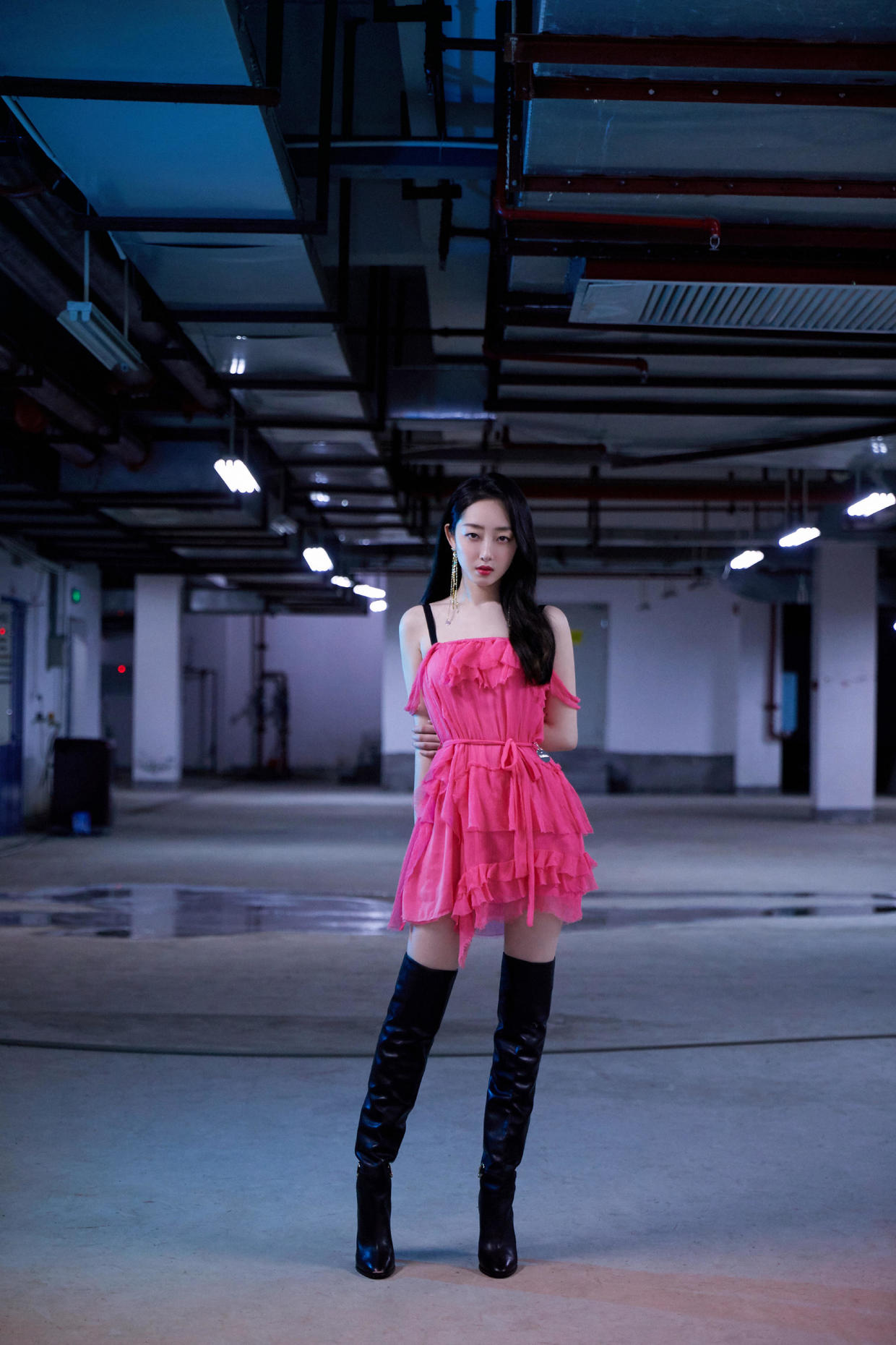 美眉 蒋梦婕的气质太高级了，穿浅绿色抹胸裙配短西装，身材不输超模！